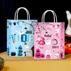Sacolas de presente de papel kraft, disponíveis em estoque, podem ser personalizadas com logotipos, oferecendo um visual de alta qualidade; adequadas para embalar óculos, cigarros e bebidas alcoólicas; atacado disponível