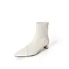 Look suave de estilo coreano con abrigo, botas cortas de gamuza de cuero nude empalmadas y ajustadas, invierno 2026, botines de tacón medio grueso con punta para mujer