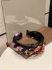 Diadema Trenzada Bicolor para Primavera y Verano con Ala Ancha, Diseño de Copa Alta, Efecto Adelgazante del Rostro, Adecuada para Salidas Diarias y Lavado de Cara