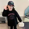 Camiseta básica para meninas, estilo primavera e outono, blusa infantil 100% algodão, nova camiseta de manga comprida 2026, roupa de outono para meninas com gola redonda
