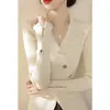 Suéter de punto ajustado de moda para invierno con cuello en V, diseño de botones, modelo nuevo 2026, dobladillo con abertura, top versátil de manga larga