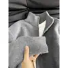 Nueva colección de otoño e invierno para hombre Cleanfit: un cárdigan de punto de estilo relajado con cremallera, que presenta un aspecto de alta gama y un cuello alto