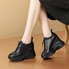 Sapatos Brancos Pequenos Aumento de Altura Interna Feminino Primavera e Verão 2025 Novos Sapatos Femininos Explosões Sola Grossa Versáteis Sapatos Brancos Superfície de Malha Lazer Esportes