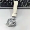 Exquisito Colgante Llavero de Cuero para Coche Accesorio de Bolso, Parche de Cuero Personalizado y de Moda Blanco y Negro Llavero de Nicho al por Mayor