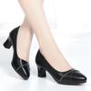 Zapatos de una sola capa para mujer 2022 Primavera y Otoño Nuevos Zapatos para las Cuatro Estaciones corte bajo tacón medio zapatos de mamá zapatos de tacón grueso de cuero suave para mujeres de mediana edad