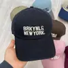 Gorra de Béisbol Retro Americana con Bloques de Color y Bordado de Letras de Ala Ancha y Copa Suave para Mujer, Primavera y Verano, Gorra con Visera para Adelgazar el Rostro para Hombre, Moderna