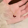Collar Colgante de Caballo Microincrustado Borgoña para Mujer, Cadena Larga de Suéter de Lujo Ligero de Nicho Otoño e Invierno, Joyería para Apilar