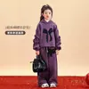 Traje de Ano Novo para Meninas 2025 Novo Suéter Vermelho com Laço e Calça de Moletom Esportiva Conjunto de Duas Peças Roupas de Ano Novo