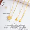 O Mesmo Estilo do Conjunto de Pulseira e Colar Flor de Quatro Folhas Cortada a Laser com Zircônia Banhado a Ouro da Loja Puzuo Gold, com um Toque de Luxo Leve e de Alta Qualidade, Versátil para Camadas