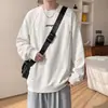 Sudadera de cuello redondo con remaches gris claro para hombre, top versátil sin capucha de ajuste holgado para otoño, chaqueta juvenil moderna de estilo americano