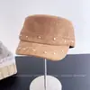 Nueva gorra de equitación retro americana de otoño con tachuelas, gorra plana de gamuza con visera de pico, gorra de vendedor de periódicos versátil y de moda para mujer