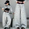 Pantalones deportivos de algodón para niña con estampado completo de dibujos animados estilo coreano, nuevo modelo de otoño 2026, pantalones casuales elegantes y súper lindos, pantalones largos deportivos
