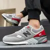 ¡Guau, Tenis de Suela Gruesa de Venta al por Mayor en Putian, Zapatos Deportivos Transpirables Casuales, Zapatos Deportivos de Verano Nb999 de Suela Suave Resistentes al Desgaste