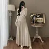 Conjunto de Malha Off-Shoulder Irregular com Botões, Cintura Elástica e Saia Ampla de Comprimento Longo Estilo Pura Vontade para 2026