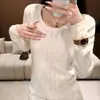 Design de primavera e outono com detalhes vazados em blocos, elegante, modelador, suave, rejuvenescedor, gola redonda, malha simples casual básica para mulheres