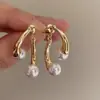 Aretes de Perla Cruzados que se Pueden Usar por Ambos Lados, Diseño Femenino y Único, Aretes de Moda y Versátiles con un Toque de Lujo