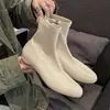 Botas brancas leitosas estilo coreano, que aumentam a altura e emagrecem, para outono e inverno de 2026, botas de tornozelo elásticas versáteis com bico redondo e salto baixo para mulheres