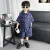 Conjunto de Roupa de Verão para Meninos Camisa Céu Estrelado Conjunto de 2 Peças 2026 Novo Verão Tendência Legal Conjunto de Roupa Fina de Manga Curta para Meninos Tendência