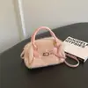 Bolsa de mão de pelúcia de alta qualidade para mulheres, nova moda outono/inverno 2026 bolsa peluda, bolsa transversal tipo almofada versátil de nicho