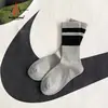 Meias Cano Alto de Algodão Masculinas para Primavera e Outono, Meias Longas Listradas Versáteis Sem Costura Absorventes de Suor Anti-Pilling Masculinas para Outono e Inverno
