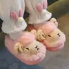 Pantuflas de algodón de invierno para niños y niñas, cálidas y afelpadas, diseño lindo de ovejita, adecuadas para uso en casa, a juego padre-hijo, zapatos de algodón para bebé con talón cerrado