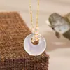 Collar con Hebilla de Paz de Calcedonia Flor de Durazno de Plata de Ley S925 para Mujer, Exquisita Cadena para Clavícula de Flor Rosa Estilo Bosque, Regalo de Vacaciones