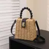 Bolsa Transversal Feminina de Ombro Tecida com Pérolas Estilo Coreano Nova de Verão 2026 Bolsa de Palha Pequena Quadrada para Praia