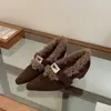 Sapatos de Salto Único Design Retrô para Mulheres, Sapatos de Bico Fino com Salto Grosso, Sapatos de Salto Baixo Estilo Francês, Sapatos Mary Jane Peludos com Fivela de Metal