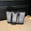 Bolsa de Hombro Cruzada de Gran Capacidad Elegante Colores Nuevos Otoño/Invierno 2025 Bloques de Color Acolchado Textura Simple Debajo del Brazo Tote para Mujer