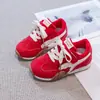 Zapatos Deportivos Casuales para Niñas 2026 Bloque de Color Suela Suave Transpirables Antideslizantes Velcro Primavera/Otoño Nuevos Versátiles Zapatos Forrest Gump Modernos