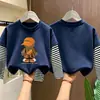 Camiseta de manga comprida para meninos, algodão puro, novo estilo primavera e outono 2026, camada interna listrada para meninos pequenos, camiseta base infantil falsa de duas peças