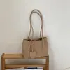 Bolsa de Ombro Única de Grande Capacidade Nova para o Verão de 2025 Moda Feminina Versátil Bolsa de Mão Coreana Nicho Bolsa Tote Fresca
