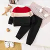 Conjunto de moletom com urso em blocos de cor para meninos, coleção de outono, blusa de gola redonda e calça comprida, conjunto casual de duas peças para crianças, atacado