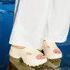 Chinelos de Moda Femininos Sandálias de Solado Grosso de EVA para Mulheres, Uso Casual na Moda ao Ar Livre, Sandálias Deslizantes Antiderrapantes que Aumentam a Altura, Branco de Verão