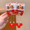 Accesorios para el Cabello de Año Nuevo 2026 Pinza para el Cabello de Peluche de León Danzante para Niños Pinza con Borla para Niñas Bebé Adorno para la Cabeza Rojo Festivo de Año Nuevo
