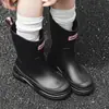 Botas de Lluvia Estilo Coreano de Moda Transfronterizas para Mujer, Suela Gruesa, Cómodas, Antideslizantes, Resistentes al Desgaste, Zapatos de Agua Versátiles para Exteriores, Zapatos de Goma Antideslizantes para Cocina para Mujer