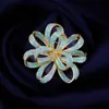 Broche de Flor Azul Turquesa Incrustada de Alto Padrão, Broche Criativo de Luxo Leve e de Alto Padrão, Acessório de Pino Versátil para Ternos e Casacos