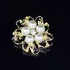 Alfinete de lapela feminino estiloso coreano com pérolas incrustadas flor doce broche de temperamento pin de corsage versátil para roupas promoção