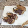 Sandalias Infantiles 2026 Verano Nuevo Estilo Sandalias Infantiles Estilo Coreano Retro Estampado de Leopardo Piel Nobuck Birkenstock Suela Suave para Niños y Niñas