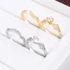 Conjunto de dos piezas de exquisitos anillos de circón con forma de diamante estilo Chanel con un toque de alta gama y patrón de ondas, hechos de cobre puro, un superventas transfronterizo