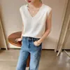 Top de tirantes texturizado tipo seda para primavera-verano, con caída, cuello en V y diseño sin mangas, confeccionado con una tela nicho adelgazante y elegante.