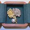 [Accesorios DIY] Broche de girasol artesanal de dos colores chapado en oro grueso Accesorios de alfiler para mujer Soporte para ramillete de Perla Jade
