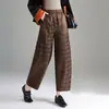 Calça casual ampla estampada retrô para mulheres, nova coleção de outono de 2026, apresentando caimento fluido, efeito emagrecedor, design de perna reta e um comprimento cropped relaxado e moderno.