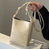 Venta al por mayor del fabricante Bolsos pequeños populares transfronterizos para mujer 2026 Nuevo diseño de nicho Bolso de hombro Elegante Bolso cruzado tipo cubo