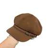 Gorra de Boina Vintage para Mujer 2026 Otoño/Invierno, Hebilla de Cuero, Logo Metálico, Estilo Británico Clásico, Artística, Adelgazante del Rostro, de Moda