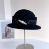 Sombrero de Lana Plisado de Satén con Perlas Estilo Hepburn para Mujer, Sombrero Tipo Cubo Versátil de Moda Invernal con un Diseño Elegante y Moderno