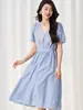 ShengduDesconto por Tempo Limitado Estilo Férias Decote V Amarração Jacquard de Tencel Azul Vestido de Comprimento Médio