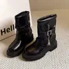 Doces e cool, bico redondo moderno, salto grosso, versáteis e afinadoras botas de motociclista para mulheres, um novo sucesso da moda de outono, e super populares botas Martin