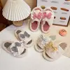 Chinelos infantis estilo coreano, com estampa de laço para meninas doces, coleção outono/inverno 2026 para meninas, chinelos fofos de uma tira para casa