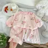 Conjunto de loungewear de verão para meninas em gaze de camada dupla, com gola doce com acabamento em renda, mangas curtas e shorts; um conjunto de pijama de algodão puro para bebês, composto por duas peças